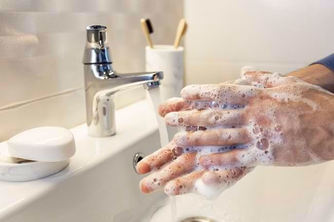 Ada yang Hidup di Alis Saya Selama 3 Tahun Tanpa Sepengetahuan Saya: Cerita Gak Nyaman yang Bikin Saya Rajin Cuci Tangan